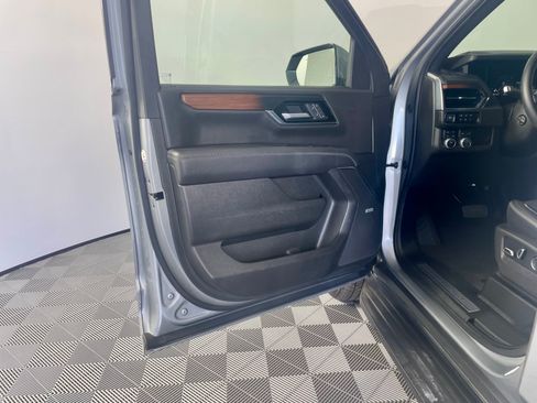 Used 2025 GMC Yukon XL Denali AWD/4WD image 14