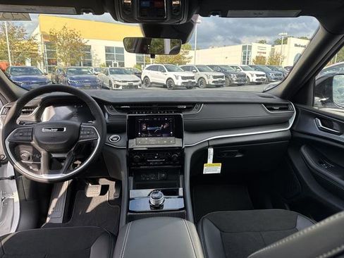 New 2025 Jeep Grand Cherokee Altitude image 21