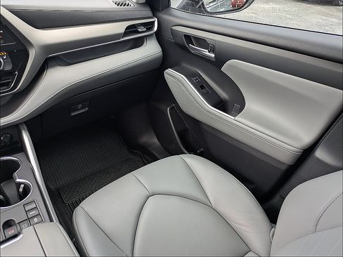 Used 2023 Toyota Highlander XLE FWD image 18