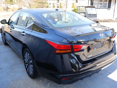 Used 2024 Nissan Altima 2.5 SV image 9
