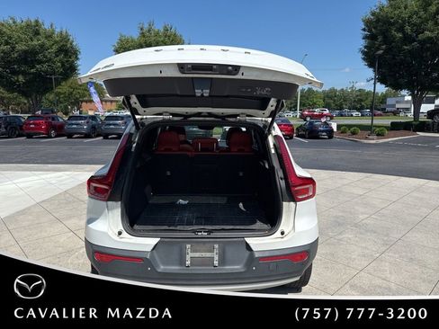 Used 2019 Volvo XC40 T4 Momentum FWD image 9