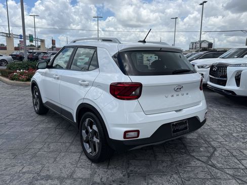 Used 2025 Hyundai Venue SEL FWD image 5
