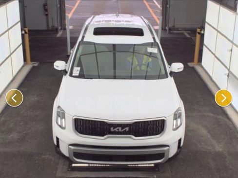 Used 2023 Kia Telluride EX w/ EX Captain's Chair Package image 2