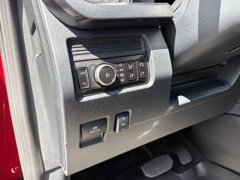 Certified 2025 Ford F350 Platinum w/ Tremor Off-Road Package AWD/4WD image 19
