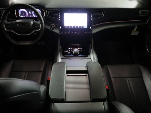 New 2025 Jeep Wagoneer L Series II w/ Premium Group I image 16