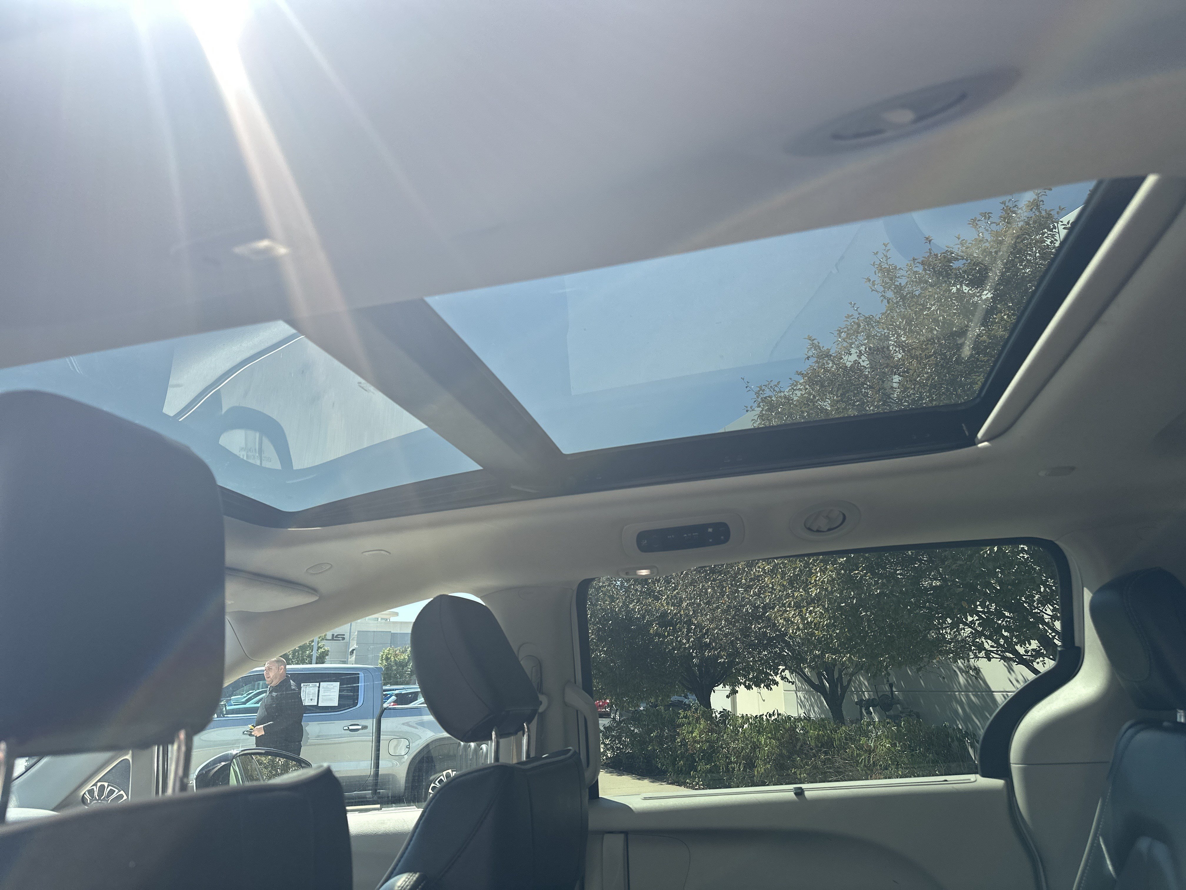 Used 2023 Chrysler Pacifica Limited FWD image 37