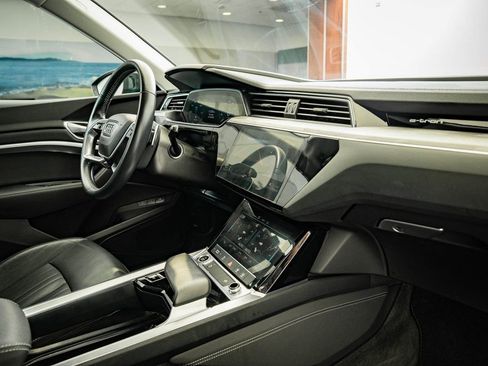 Used 2021 Audi e-tron Premium w/ Convenience Plus Package image 45