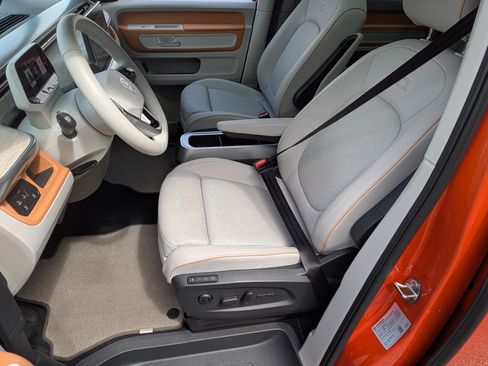 Used 2025 Volkswagen ID. Buzz 1st Edition RWD image 17