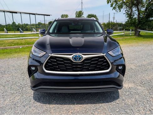 Used 2023 Toyota Highlander XLE AWD/4WD image 2
