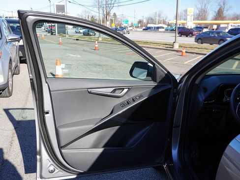 Used 2025 Kia Niro EX w/ EX Cold Weather Package image 25