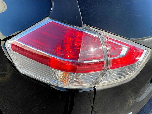 Used 2015 Nissan Rogue SV image 27