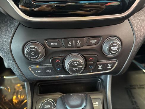 Used 2022 Jeep Cherokee Limited AWD/4WD image 23
