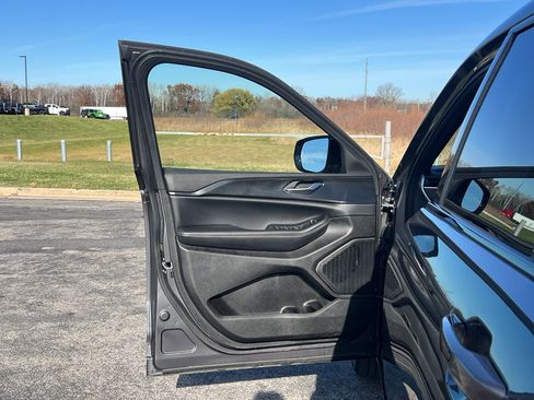 Used 2023 Jeep Grand Cherokee L Laredo image 11