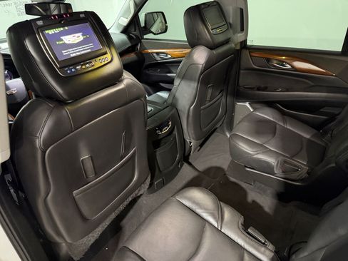 Used 2016 Cadillac Escalade Luxury RWD image 38