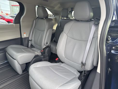 Used 2023 Toyota Sienna Limited image 12