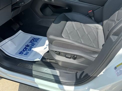 Used 2024 Volkswagen Atlas Cross Sport SE image 11