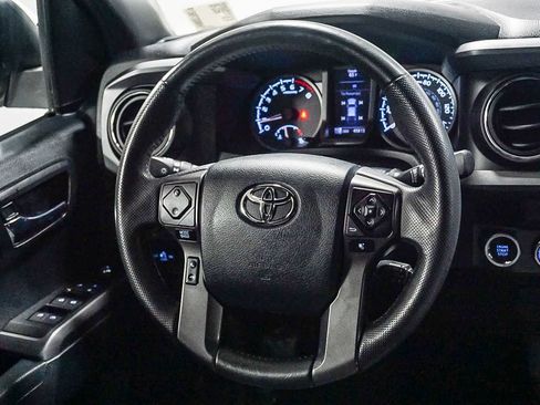 Used 2017 Toyota Tacoma TRD Sport AWD/4WD image 17
