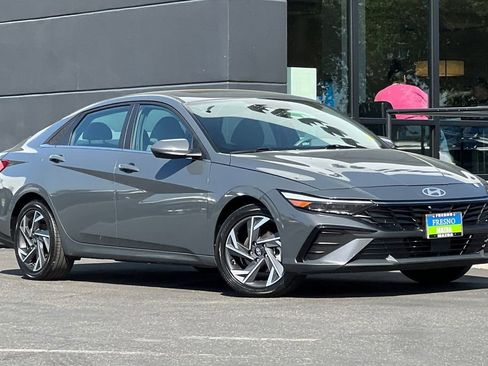 Used 2025 Hyundai Elantra SEL image 3