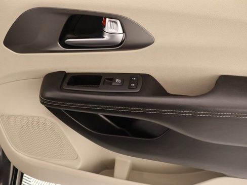 Used 2022 Chrysler Pacifica Touring-L image 16