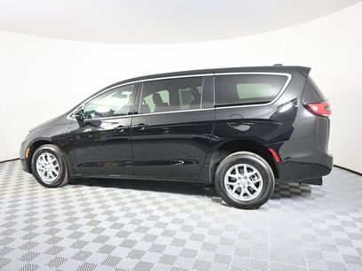Used 2025 Chrysler Pacifica Select