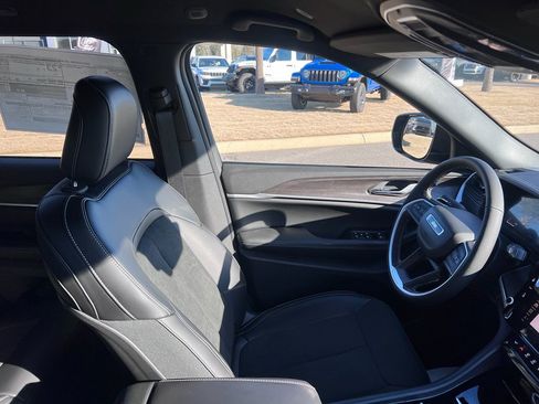 New 2026 Jeep Grand Cherokee Altitude image 16