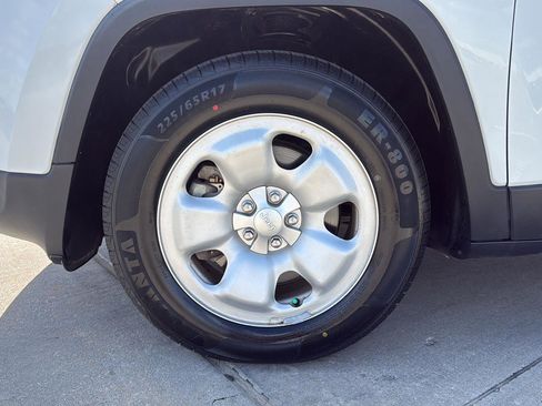 Used 2016 Jeep Cherokee Sport image 3