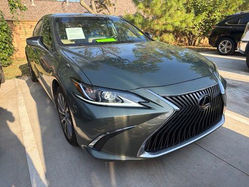 Used 2020 Lexus ES 350 w/ Premium Package FWD image 2