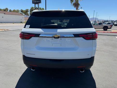 Used 2022 Chevrolet Traverse LT w/ LT Premium Package FWD image 4