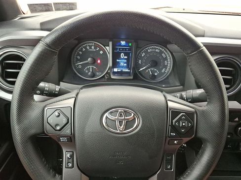 Used 2022 Toyota Tacoma TRD Off-Road w/ Technology Package AWD/4WD image 22