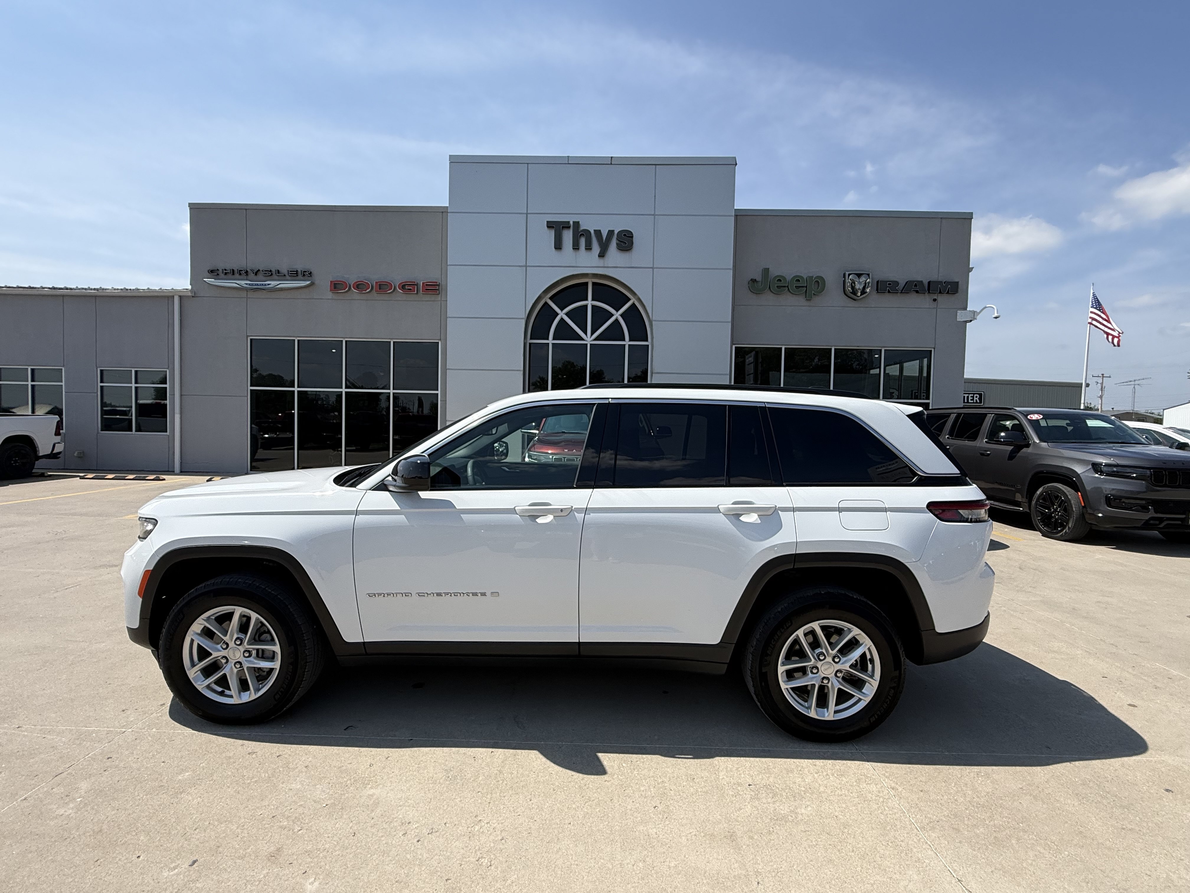 Used 2024 Jeep Grand Cherokee Laredo X w/ Luxury Tech Group I AWD/4WD image 34