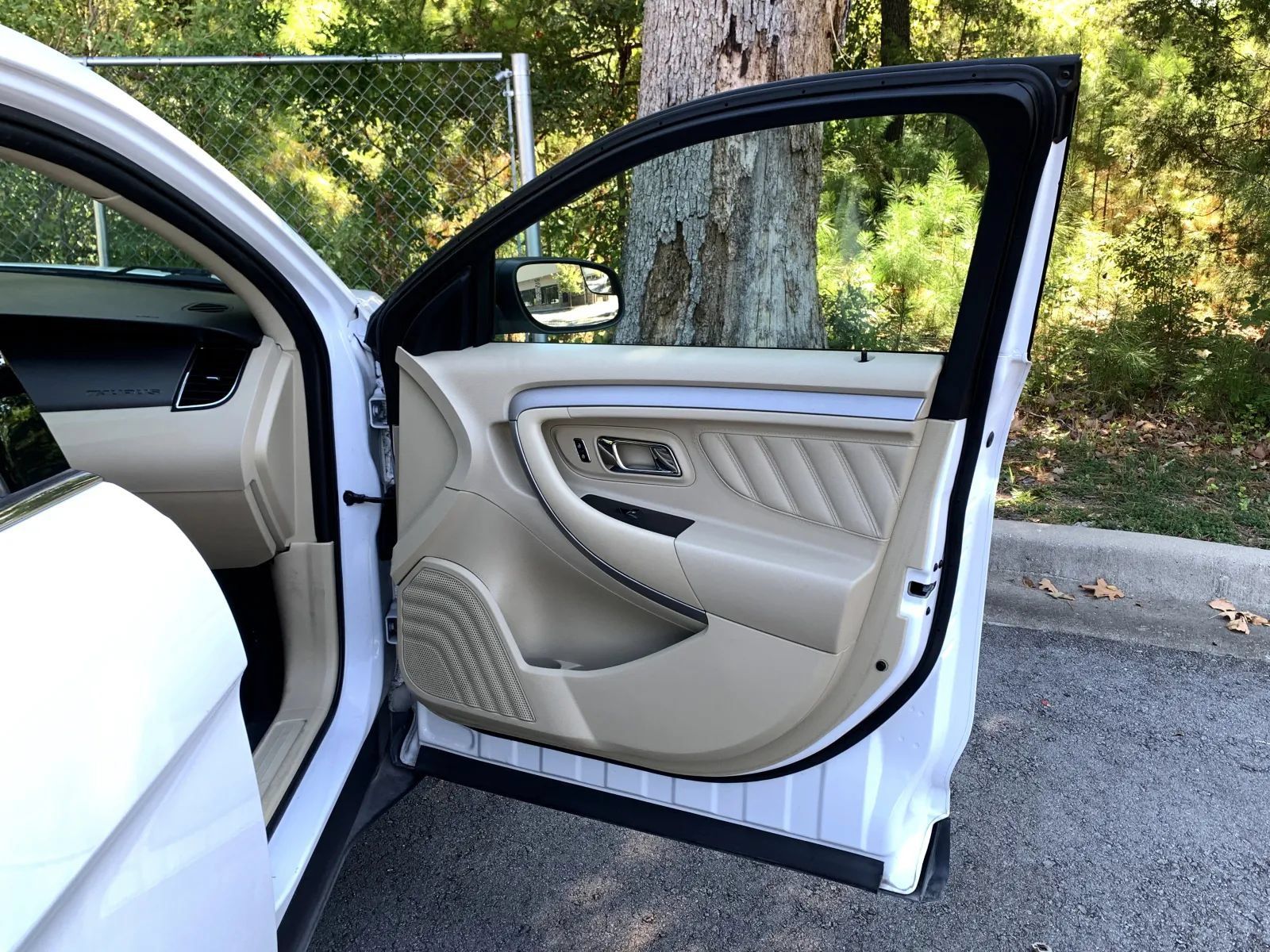 Used 2019 Ford Taurus SE FWD image 28