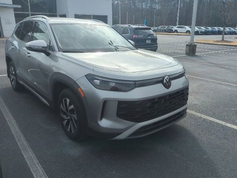 Used 2025 Volkswagen Tiguan S image 1