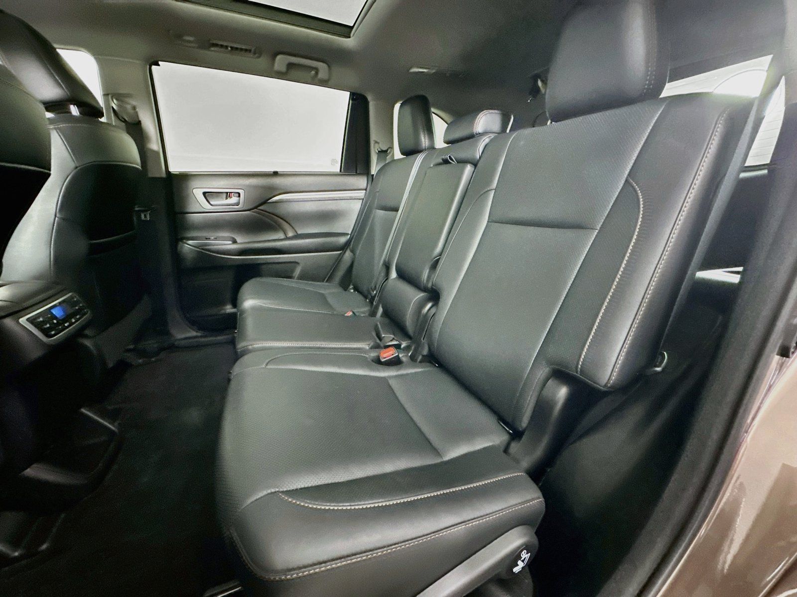 Used 2017 Toyota Highlander Limited Platinum FWD image 26