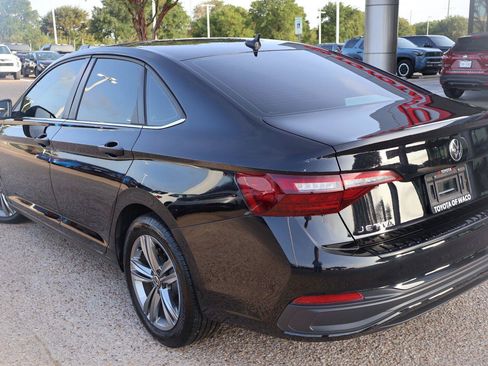 Used 2023 Volkswagen Jetta SE w/ Panoramic Sunroof Package FWD image 5