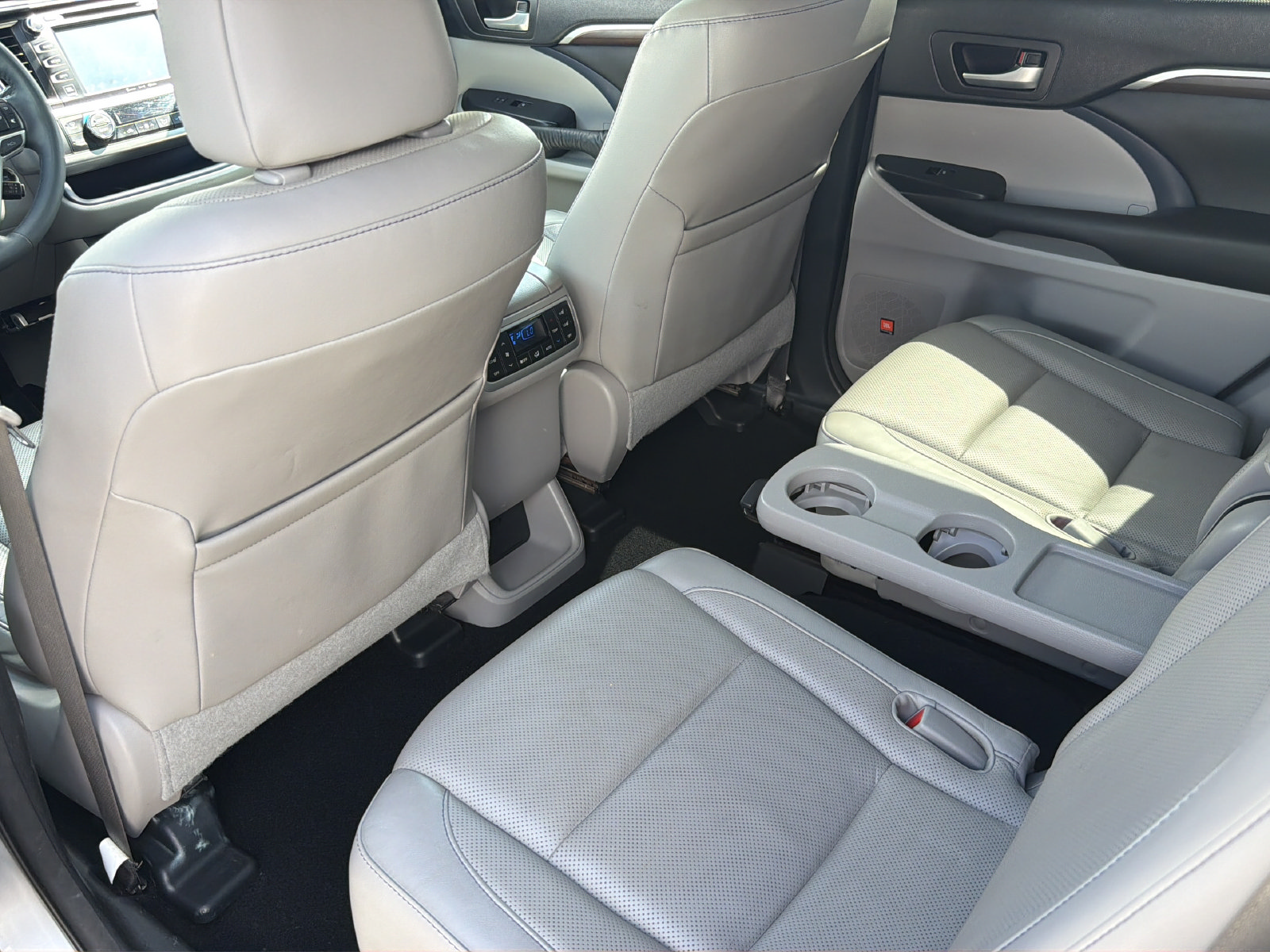 Used 2016 Toyota Highlander Limited Platinum FWD image 34