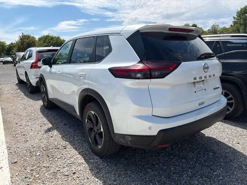 Used 2024 Nissan Rogue SV AWD/4WD image 3