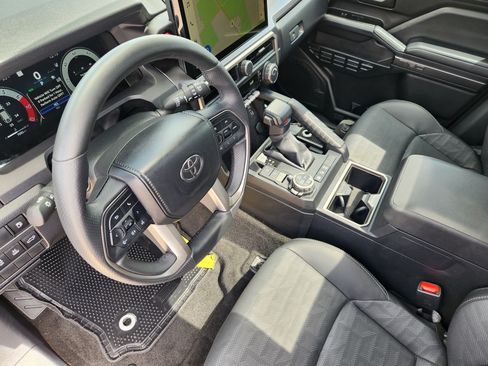 Used 2025 Toyota 4Runner TRD Off-Road Premium AWD/4WD image 13