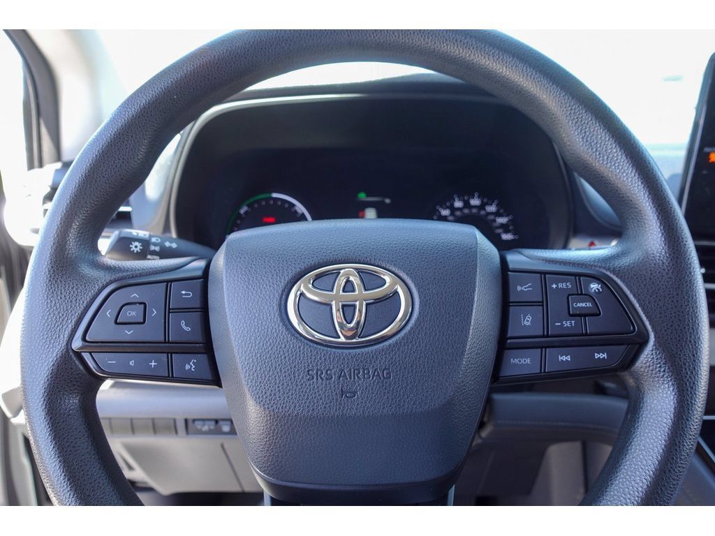 Certified 2023 Toyota Sienna LE FWD image 14