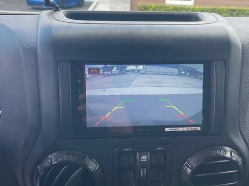 Used 2017 Jeep Wrangler Unlimited Sahara AWD/4WD image 9