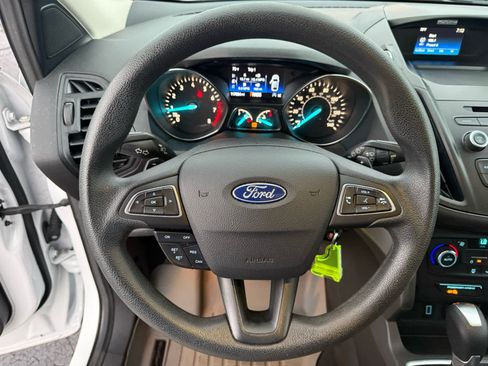Used 2017 Ford Escape SE FWD image 2