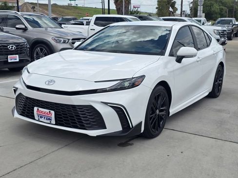 Used 2025 Toyota Camry SE w/ Convenience Package FWD image 11