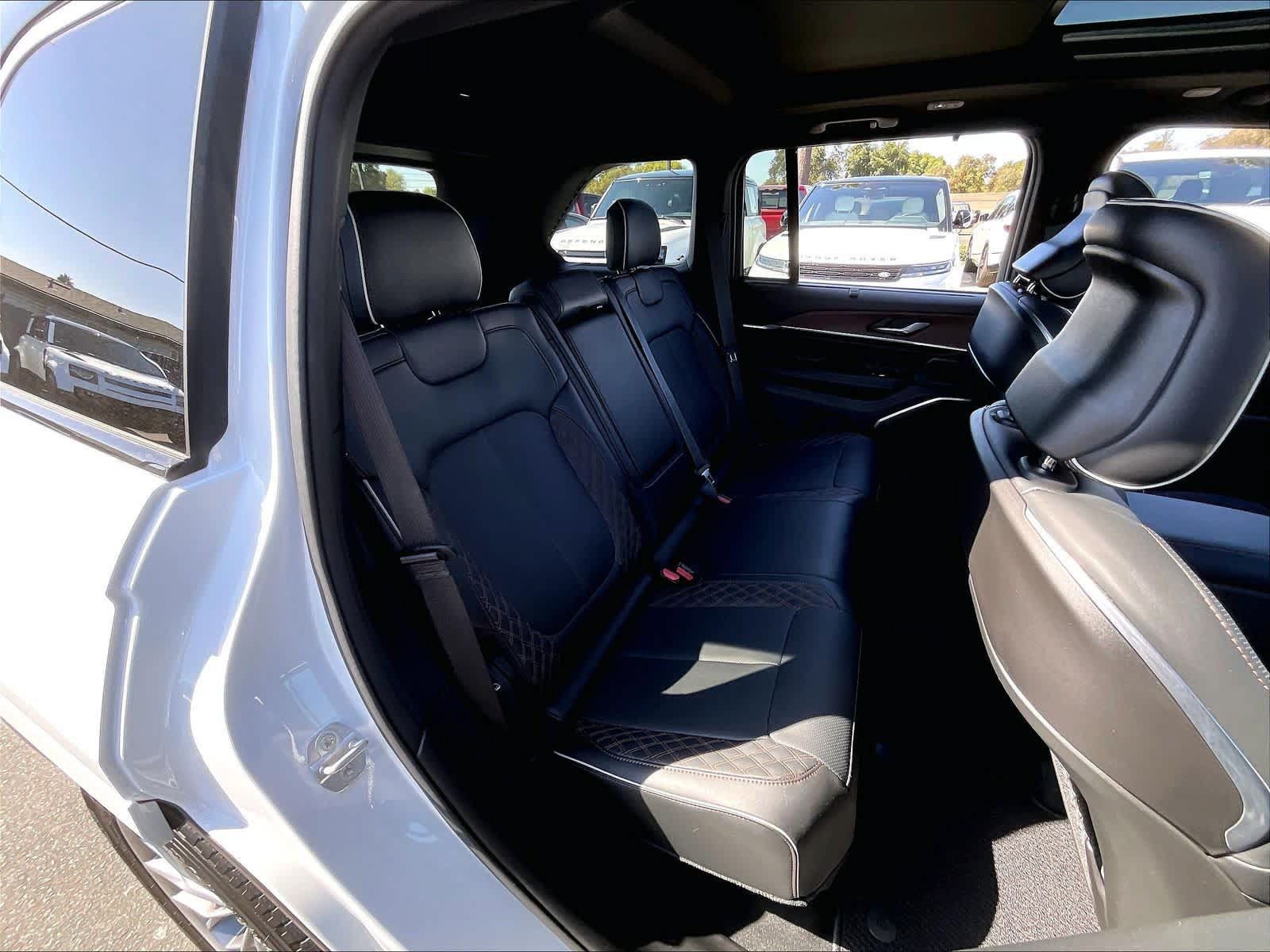 Used 2025 Jeep Grand Cherokee Summit w/ Adv Protech Group IV AWD/4WD image 30