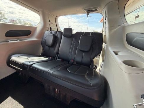 Used 2023 Chrysler Pacifica Touring-L FWD image 17
