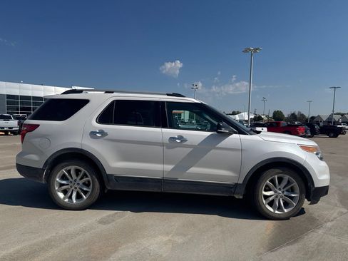 Used 2015 Ford Explorer XLT w/ Equipment Group 202A FWD image 2