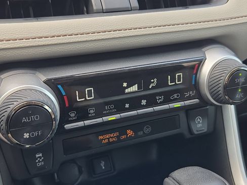 Used 2022 Toyota RAV4 XLE w/ Convenience Package FWD image 19