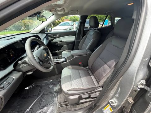 Used 2025 Chevrolet Trax LT FWD image 34