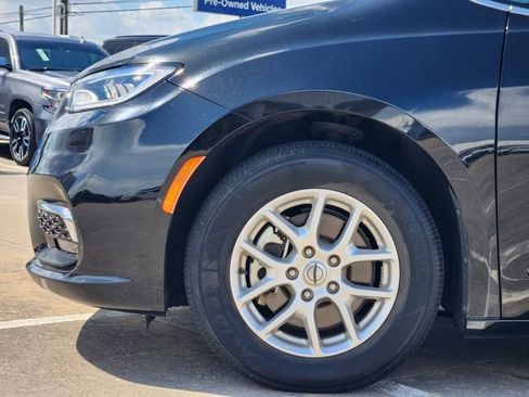 Used 2024 Chrysler Pacifica Touring-L FWD image 8