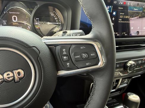 Used 2025 Jeep Wrangler Unlimited Sahara AWD/4WD image 19