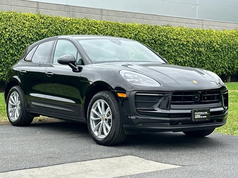 Certified 2025 Porsche Macan AWD/4WD image 10