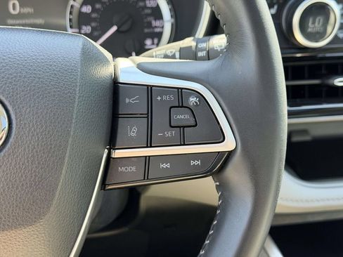 Certified 2025 Toyota Highlander XLE AWD/4WD image 7
